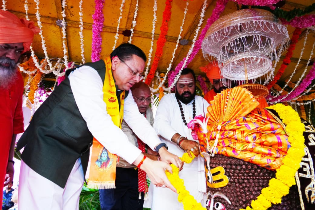 टपकेश्वर महादेव की भव्य शोभायात्रा में शामिल हुए सीएम धामी, प्रदेश की सुख-समृद्धि की कामना