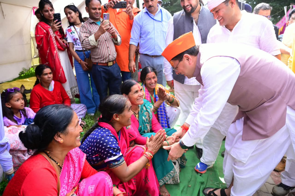 देवीधुरा में फलों-फूलों से खेली गई ऐतिहासिक बग्वाल, लाखों श्रद्धालुओं ने देखा अद्भुत नजारा