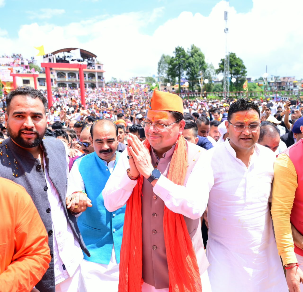 देवीधुरा में फलों-फूलों से खेली गई ऐतिहासिक बग्वाल, लाखों श्रद्धालुओं ने देखा अद्भुत नजारा