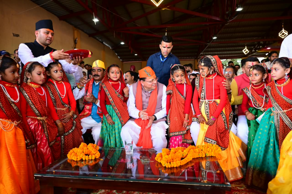 देवीधुरा में फलों-फूलों से खेली गई ऐतिहासिक बग्वाल, लाखों श्रद्धालुओं ने देखा अद्भुत नजारा