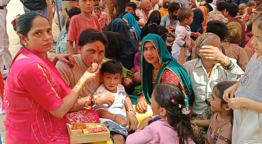 मथुरा जेल में बंद भाइयों को बहनों ने बांधी राखी, बोलीं- वचन दो दोबारा जेल नहीं आओगे