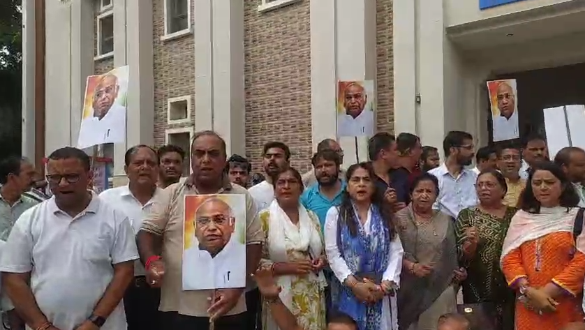 खड़गे के कार्यक्रम के बाद रामलीला मैदान के कथित शुद्धिकरण पर सियासत गरम, कांग्रेस ने भाजपा पर साधा निशाना