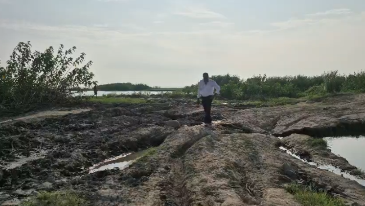 Villagers from 8 villages yearn for a road in Gadarpur : गदरपुर में सड़क के लिए तरस रहे 8 गांवों के ग्रामीण, 15 साल से समस्या बरकरार; बरसात में कट जाता है संपर्क