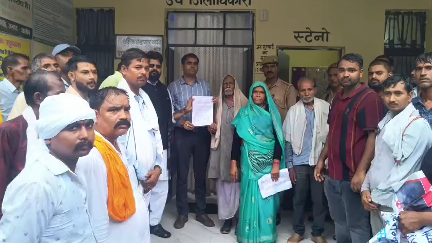 Villagers submitted a memorandum to the SDM : जालौन में तीन विभागों के विवाद में फंसी 7 किमी सड़क, 6 गांवों के 15 हजार लोग परेशान; ग्रामीणों ने एसडीएम को सौंपा ज्ञापन