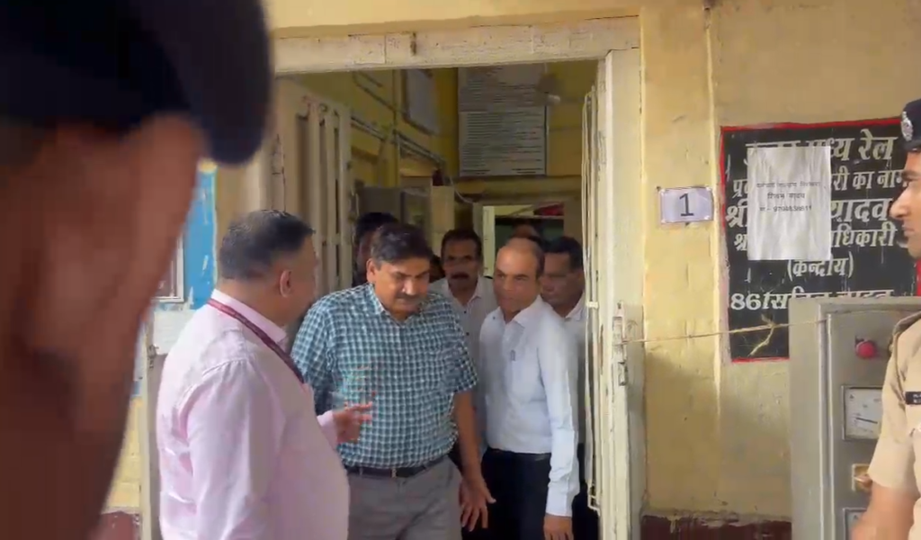Railway General Manager Narendra Pal Singh inspected : रेलवे महाप्रबंधक नरेंद्र पाल सिंह ने किया कोंच रेलवे स्टेशन का निरीक्षण, बेहतर व्यवस्थाओं पर टीम को ₹20 हजार पुरस्कार की घोषणा