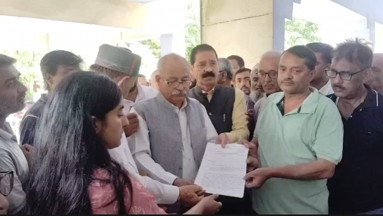 Allegations of harassment of common people in the name of ceiling land : सीलिंग भूमि के नाम पर आमजन के उत्पीड़न का आरोप, जन संघर्ष मोर्चा ने विकासनगर तहसील में किया प्रदर्शन