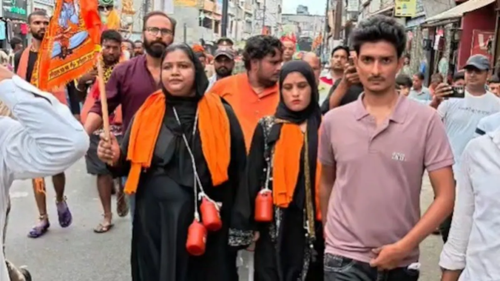 Two Muslim women set out on the Kanwar Yatra wearing burqas : बुर्का पहनकर कांवड़ यात्रा पर निकलीं दो मुस्लिम महिलाएं, हरिद्वार से गंगाजल लेकर डासना मंदिर पहुंचने का संकल्प