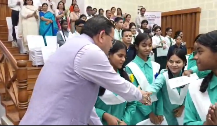 Dhami said in the 'Chief Minister's Youth Student Manthan' ‘मुख्यमंत्री युवा विद्यार्थी मंथन’ में बोले धामी- आज के विद्यार्थी ही करेंगे देश और उत्तराखंड का नेतृत्व