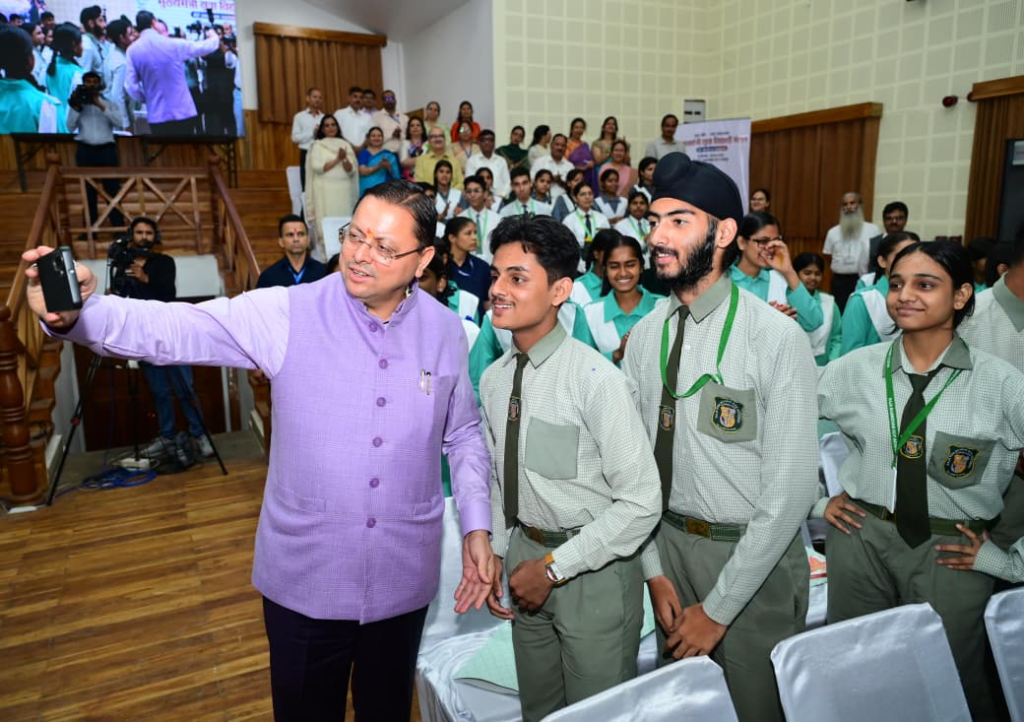 Dhami said in the 'Chief Minister's Youth Student Manthan' ‘मुख्यमंत्री युवा विद्यार्थी मंथन’ में बोले धामी- आज के विद्यार्थी ही करेंगे देश और उत्तराखंड का नेतृत्व