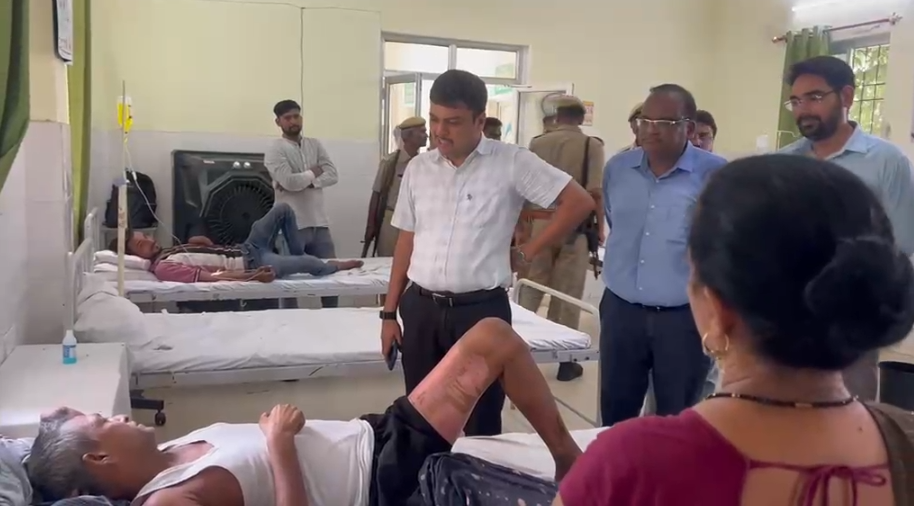 DM did a surprise inspection of CHC Deva. : बाराबंकी: डीएम ने सीएचसी देवा का किया औचक निरीक्षण, मरीजों को बाहर की दवा लिखने पर जताई सख्ती