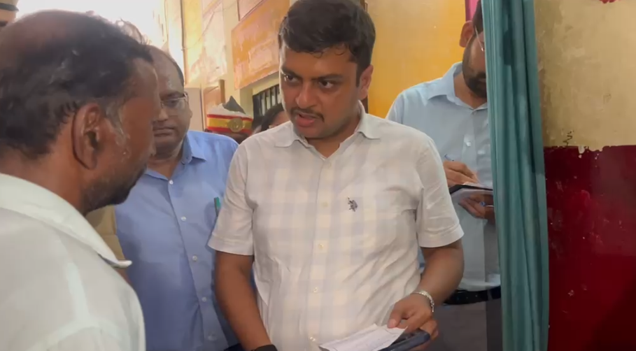 DM did a surprise inspection of CHC Deva. : बाराबंकी: डीएम ने सीएचसी देवा का किया औचक निरीक्षण, मरीजों को बाहर की दवा लिखने पर जताई सख्ती