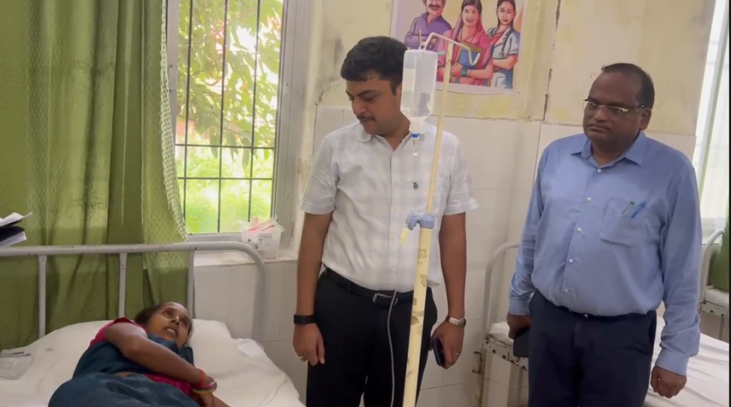 DM did a surprise inspection of CHC Deva. : बाराबंकी: डीएम ने सीएचसी देवा का किया औचक निरीक्षण, मरीजों को बाहर की दवा लिखने पर जताई सख्ती