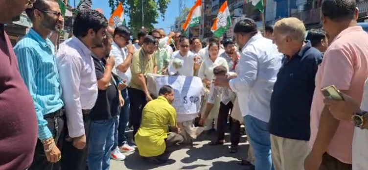 Congress protest in Vikasnagar : विकासनगर में कांग्रेस का प्रदर्शन, भाजपा सरकार और नैनीताल SSP का पुतला दहन