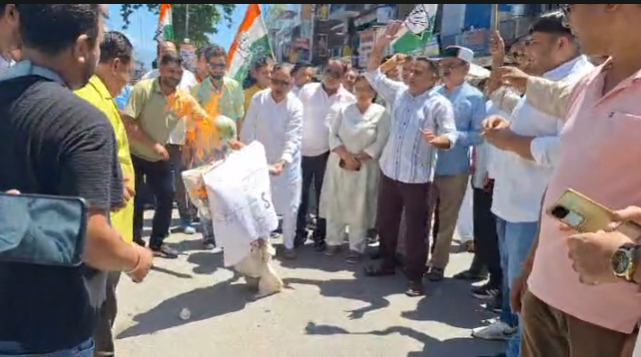Congress protest in Vikasnagar : विकासनगर में कांग्रेस का प्रदर्शन, भाजपा सरकार और नैनीताल SSP का पुतला दहन