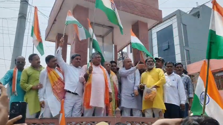 Kasganj residents took to the streets carrying the tricolour : कासगंज में ‘हर घर तिरंगा’ अभियान की धूम, भव्य यात्रा में उमड़ा जनसैलाब