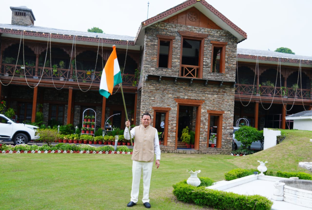 CM Dhami's appeal for 'Tiranga in every house' campaign : सीएम धामी ने मुख्यमंत्री आवास पर फहराया तिरंगा, प्रदेशवासियों से ‘हर घर तिरंगा’ अभियान में जुड़ने की अपील