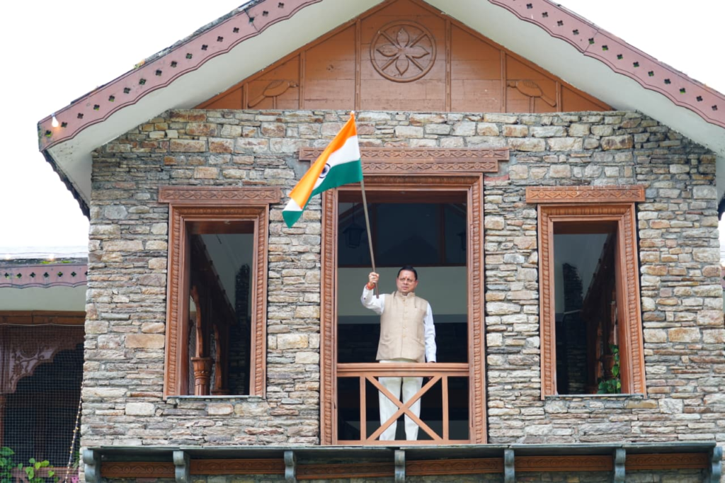 CM Dhami's appeal for 'Tiranga in every house' campaign : सीएम धामी ने मुख्यमंत्री आवास पर फहराया तिरंगा, प्रदेशवासियों से ‘हर घर तिरंगा’ अभियान में जुड़ने की अपील