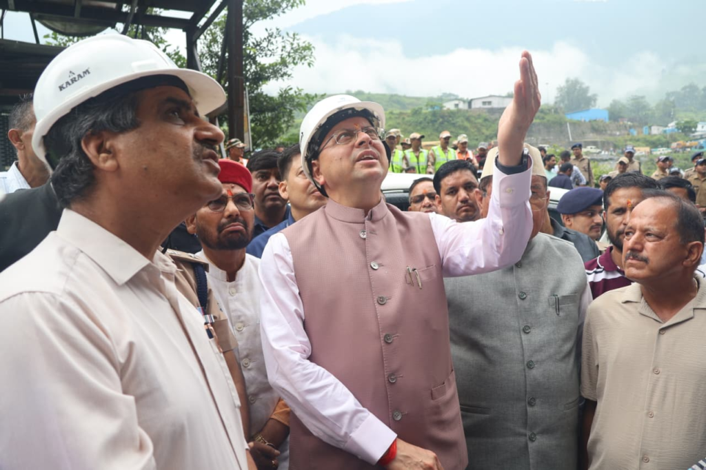 Tunnel rescue operation reviewed : बेहद खराब मौसम के बीच पीपलकोटी पहुंचे सीएम धामी, टनल रेस्क्यू ऑपरेशन का लिया जायजा