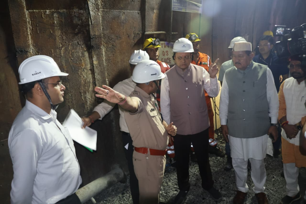Tunnel rescue operation reviewed : बेहद खराब मौसम के बीच पीपलकोटी पहुंचे सीएम धामी, टनल रेस्क्यू ऑपरेशन का लिया जायजा