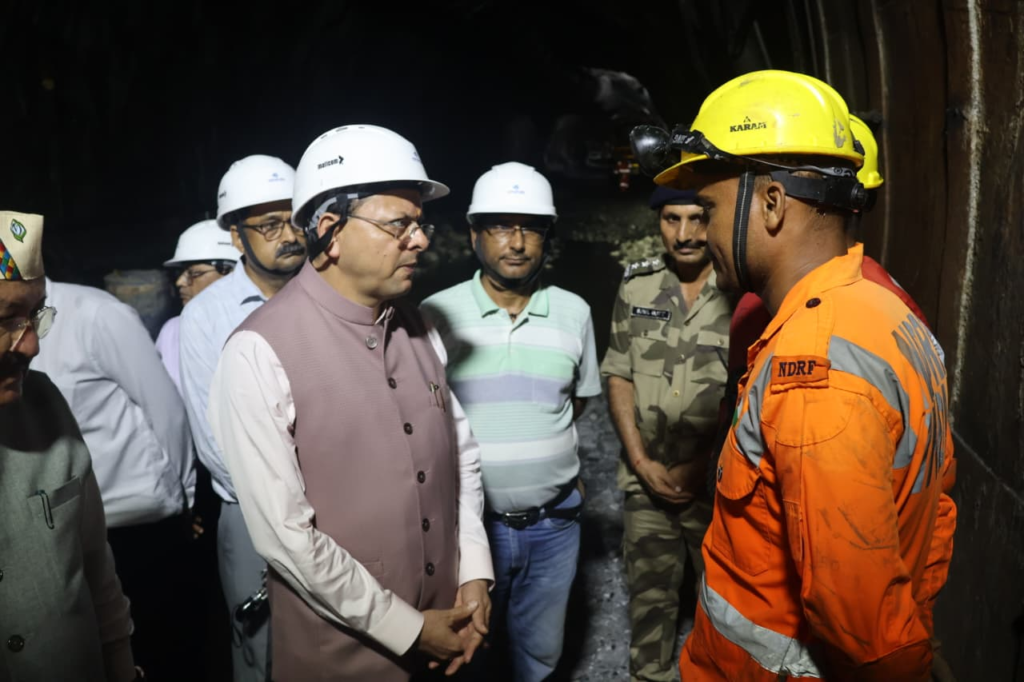 Tunnel rescue operation reviewed : बेहद खराब मौसम के बीच पीपलकोटी पहुंचे सीएम धामी, टनल रेस्क्यू ऑपरेशन का लिया जायजा