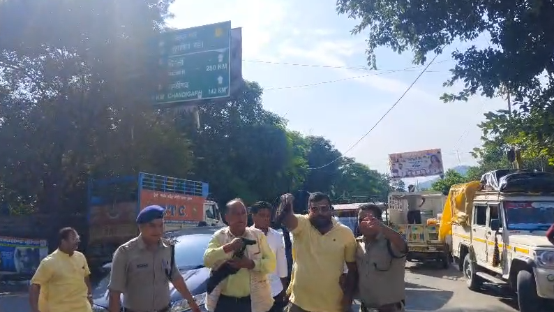 यमुना मूर्ति उद्घाटन से पहले कांग्रेस का प्रदर्शन, काले झंडे दिखाने पहुंचे कार्यकर्ताओं को पुलिस ने हिरासत में लिया