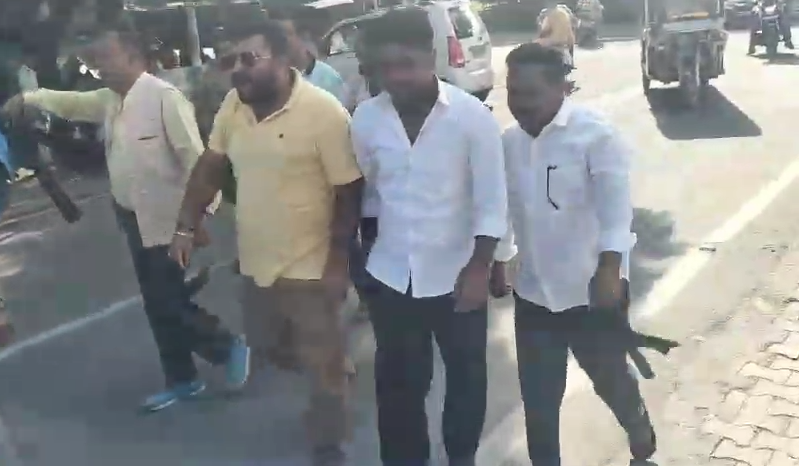 यमुना मूर्ति उद्घाटन से पहले कांग्रेस का प्रदर्शन, काले झंडे दिखाने पहुंचे कार्यकर्ताओं को पुलिस ने हिरासत में लिया