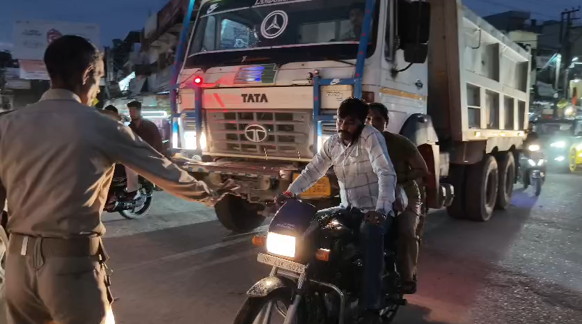 विकासनगर में यातायात नियम तोड़ने वालों पर पुलिस की सख्ती, 10 वाहन सीज