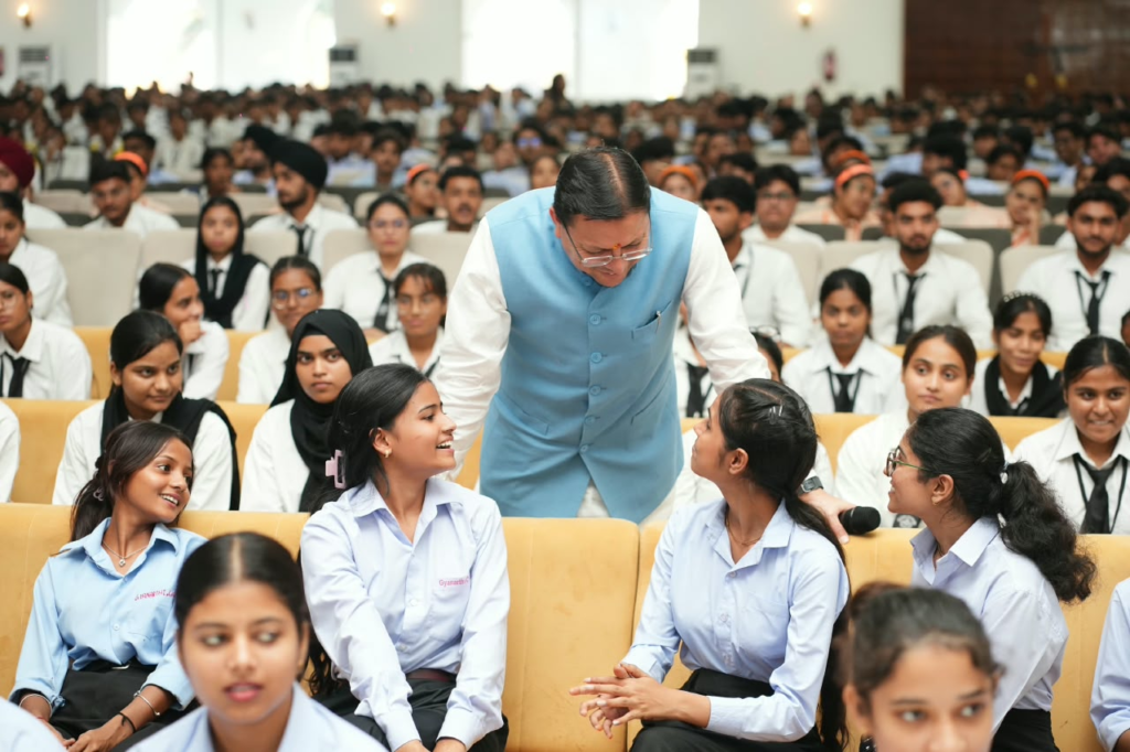 युवाओं को राज्य में ही मिलेंगे रोजगार और शिक्षा के अवसर, पलायन रोकने पर सरकार का जोर