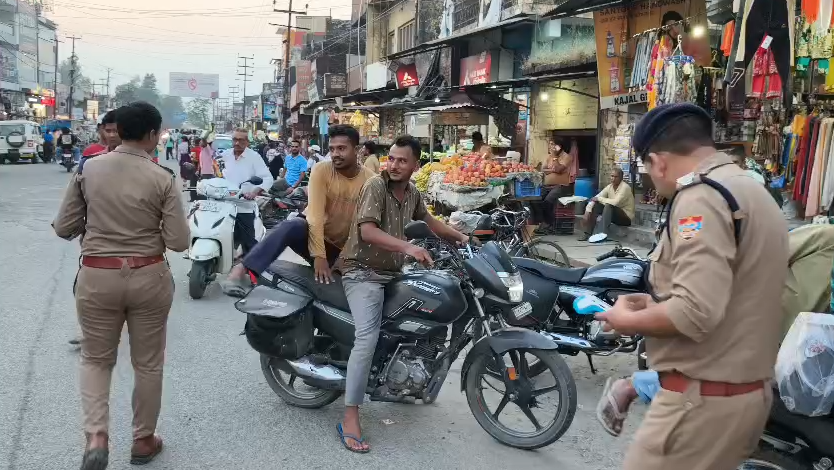 विकासनगर: यातायात नियमों की अनदेखी पड़ी भारी, पुलिस ने सीज किए 20-25 दोपहिया वाहन