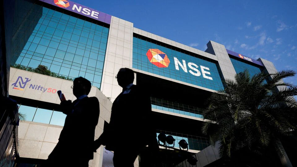 NSE की शेयर बाजार में धमाकेदार एंट्री, ₹1,800 पर हुई लिस्टिंग; शुरुआती कारोबार में 5% तक चढ़े शेयर