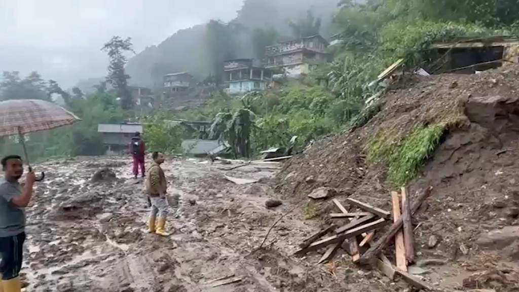 सिक्किम में भारी बारिश से भयानक लैंडस्लाइड, मलबे और पानी में बहे घर-सड़कें; 128 लोगों को सुरक्षित निकाला गया