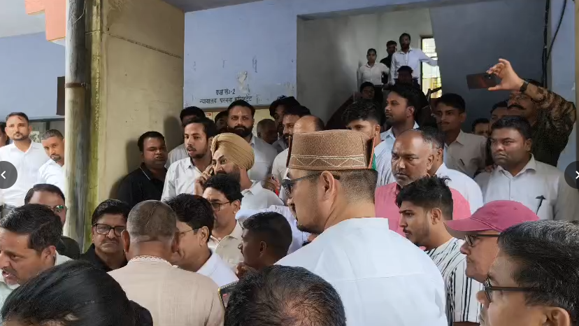 रामपुर तिराहा कांड के शहीद सत्येंद्र चौहान की बहन का प्रदर्शन, भू-माफिया और अधिवक्ताओं पर लगाए गंभीर आरोप