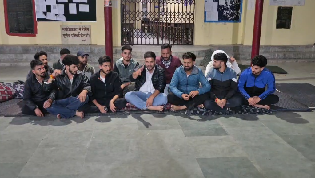 एमपीजी कॉलेज छात्रसंघ चुनाव होल्ड होने पर रातभर धरना, दो नेता अनशन पर बैठे