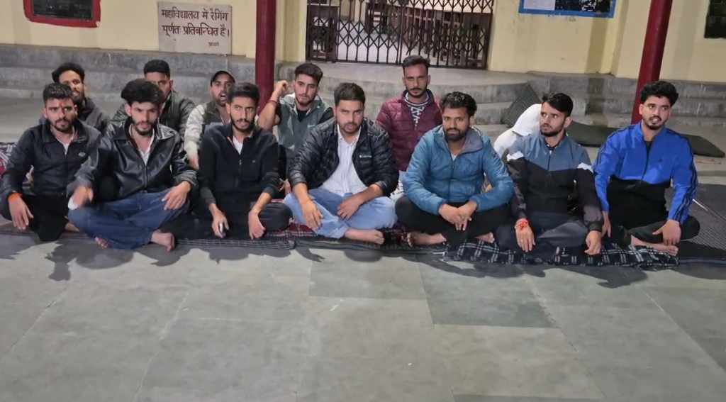 एमपीजी कॉलेज छात्रसंघ चुनाव होल्ड होने पर रातभर धरना, दो नेता अनशन पर बैठे