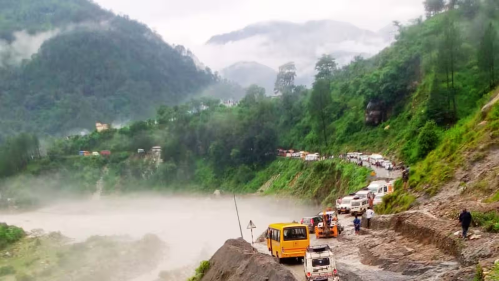 उत्तराखंड में भारी बारिश का अलर्ट, पांच जिलों में रेड अलर्ट; यात्रियों को सतर्क रहने की सलाह