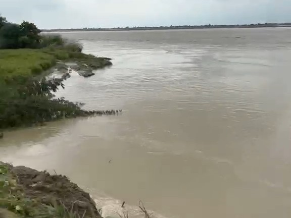 गोंडा में घाघरा नदी का जलस्तर खतरे के निशान से ऊपर, कई गांवों में बाढ़ का पानी; प्रशासन अलर्ट