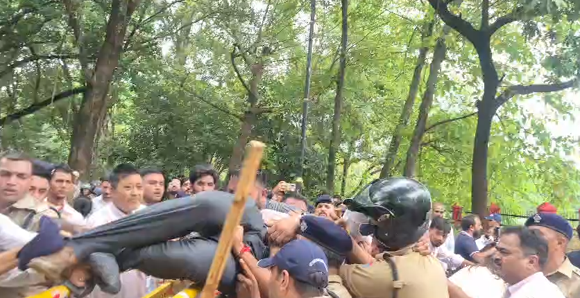 राहुल गांधी पर मुकदमे के विरोध में ज्ञापन देने पहुंचे कांग्रेसी, पुलिस से हुई धक्का-मुक्की