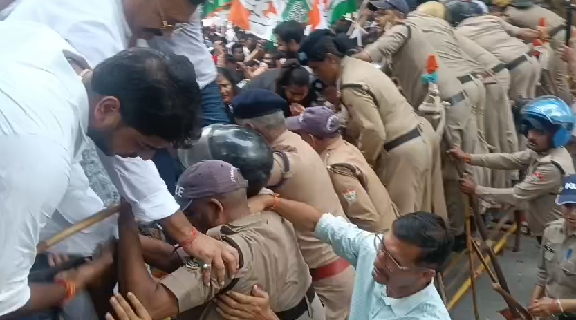 राहुल गांधी पर मुकदमे के विरोध में ज्ञापन देने पहुंचे कांग्रेसी, पुलिस से हुई धक्का-मुक्की