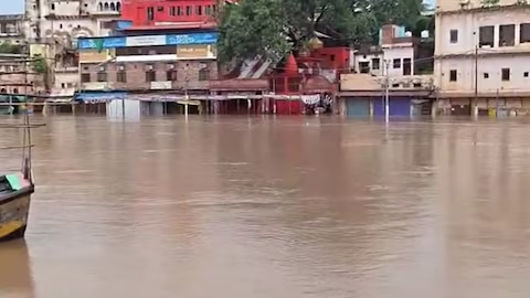चित्रकूट में मंदाकिनी नदी का रौद्र रूप, बाढ़ से डूबे सैकड़ों मकान-दुकान; सड़कों पर बह रहा पानी