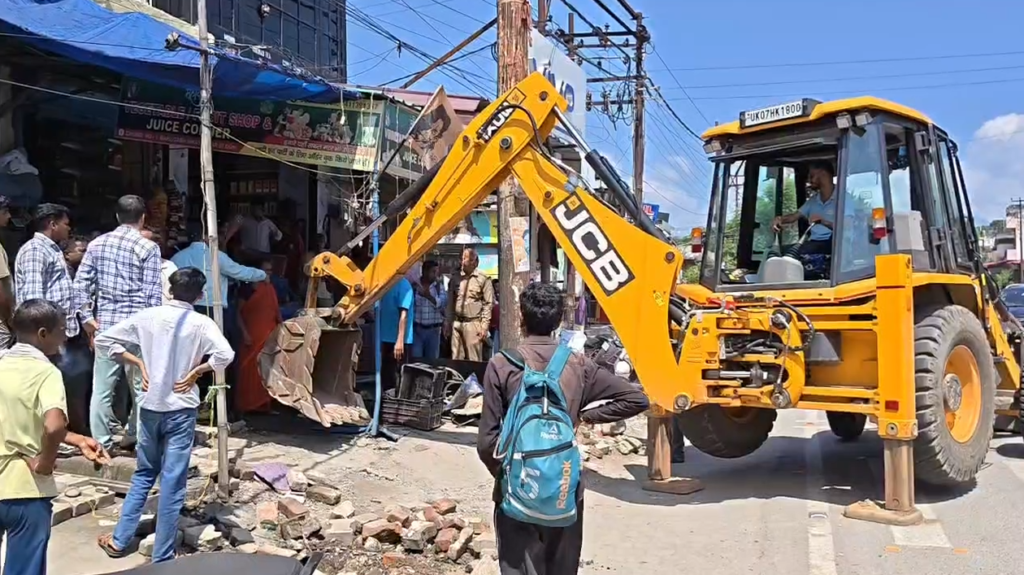 विकास नगर में गंगोत्री-यमुनोत्री राष्ट्रीय राजमार्ग पर चला प्रशासन का पीला पंजा, फुटपाथ से हटाया गया अतिक्रमण