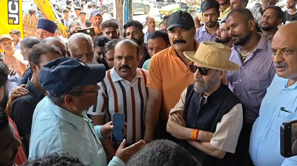 विकास नगर में गंगोत्री-यमुनोत्री राष्ट्रीय राजमार्ग पर चला प्रशासन का पीला पंजा, फुटपाथ से हटाया गया अतिक्रमण