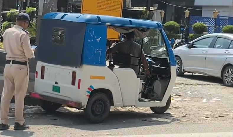 विकासनगर में ई-रिक्शा पर ARTO प्रवर्तन दल की कार्रवाई, दो सीज और पांच के चालान