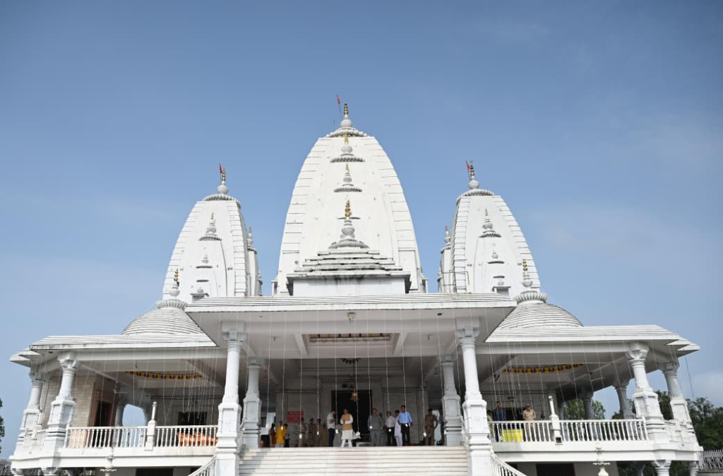 मुख्यमंत्री पुष्कर सिंह धामी ने महालक्ष्मी अष्टभुजा मंदिर में की पूजा-अर्चना, प्रदेश की सुख-समृद्धि की कामना