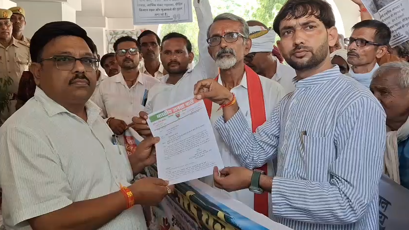 जालौन में बारिश से फसलें बर्बाद, मुआवजे की मांग को लेकर किसानों का कलेक्ट्रेट घेराव