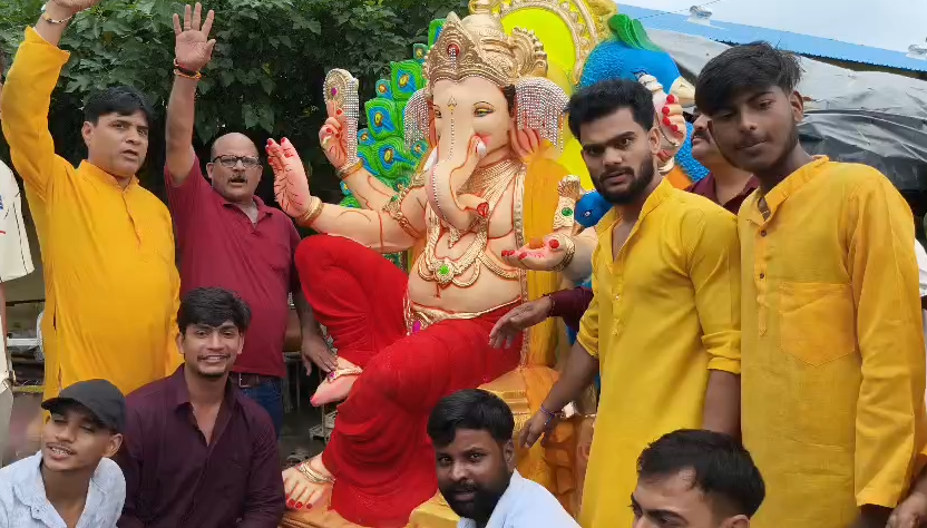 विकास नगर में गणेश उत्सव की धूम: मूर्तिकारों की दुकानों पर श्रद्धालुओं की भारी भीड़, बाजार में उत्साह का माहौल