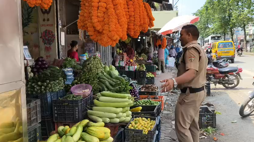 विकासनगर बाजार में अवैध अतिक्रमण पर पुलिस की कार्रवाई, 30 से 40 लोगों के चालान काटे; हाईवे-फुटपाथ खाली कराने की तैयारी