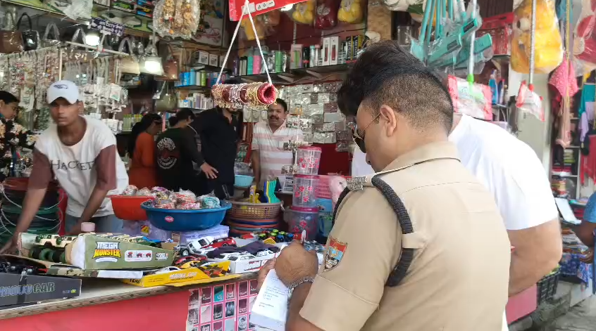 विकासनगर बाजार में अवैध अतिक्रमण पर पुलिस की कार्रवाई, 30 से 40 लोगों के चालान काटे; हाईवे-फुटपाथ खाली कराने की तैयारी