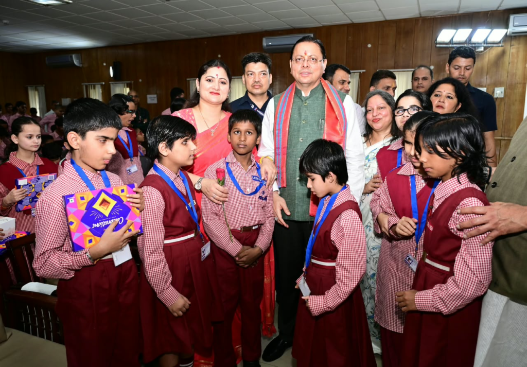 दिव्यांग बच्चों के बीच मुख्यमंत्री पुष्कर सिंह धामी ने मनाया जन्मदिन, बच्चों के साथ काटा केक