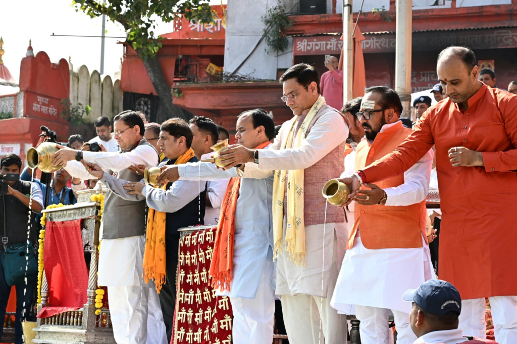 हरकी पैड़ी पर CM धामी ने की गंगा आरती, PM मोदी के 25 साल के सार्वजनिक सेवा सफर पर की दीर्घायु की कामना