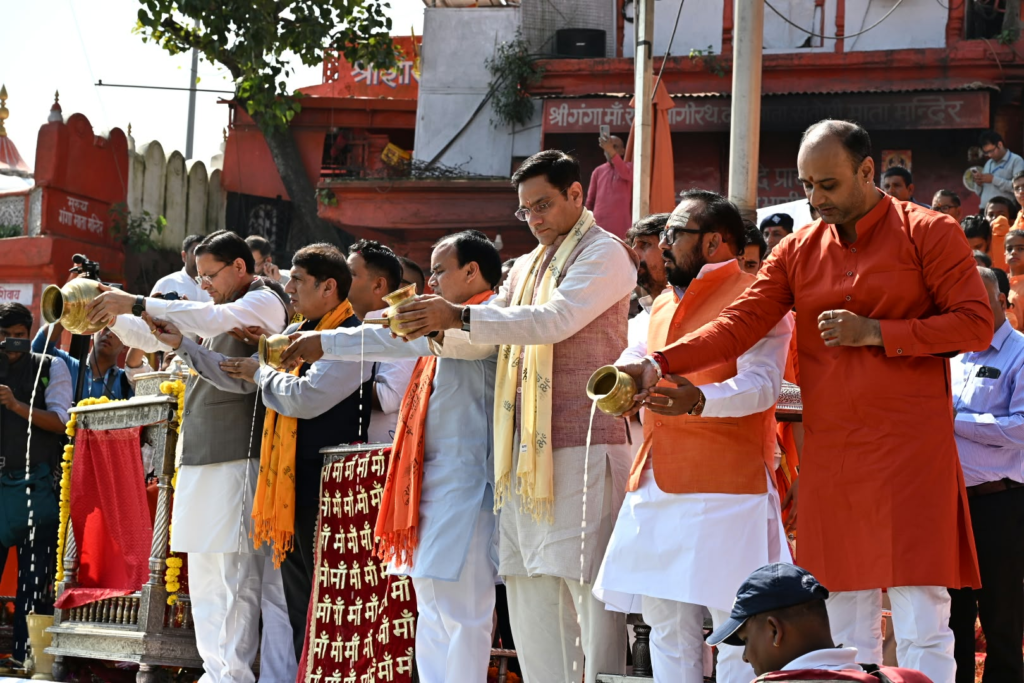 हरकी पैड़ी पर CM धामी ने की गंगा आरती, PM मोदी के 25 साल के सार्वजनिक सेवा सफर पर की दीर्घायु की कामना